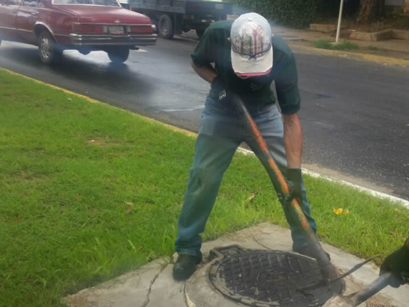 Limpieza boca de visita Urbanización Los Mangos